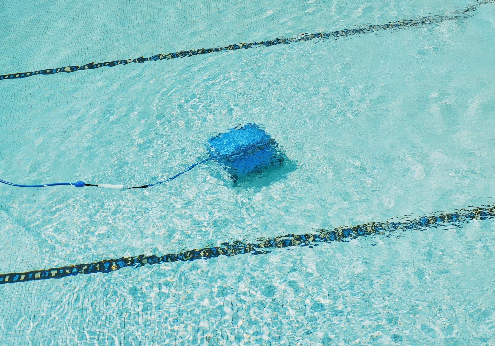 Robotic cleaner working in a clear pool